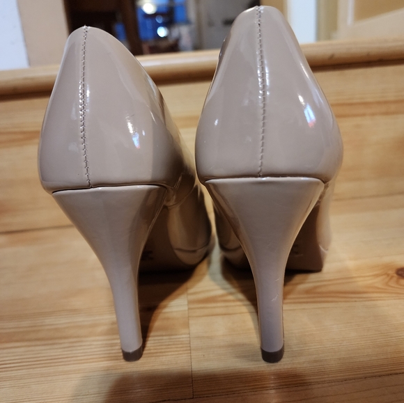 City Classified Women's Comfort Classic Pumps - Picture 11 of 13